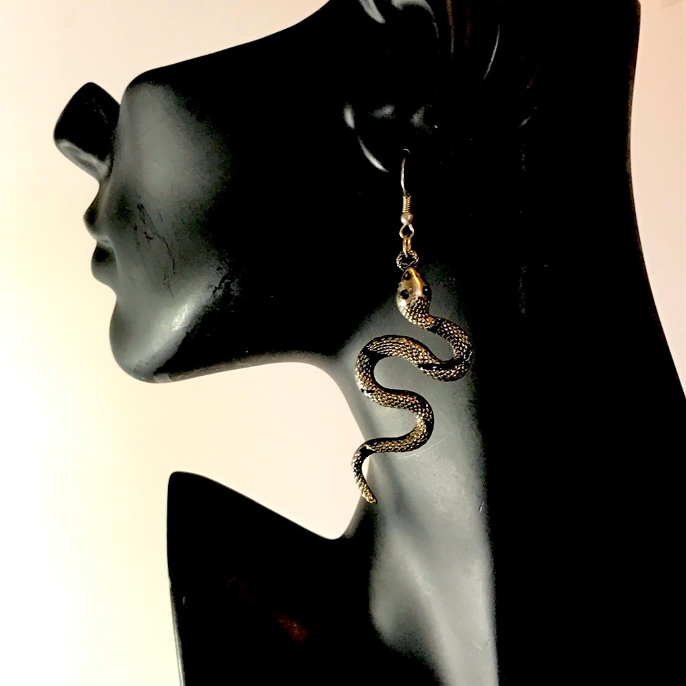 Beautiful and finely detailed black and silver snake earrings